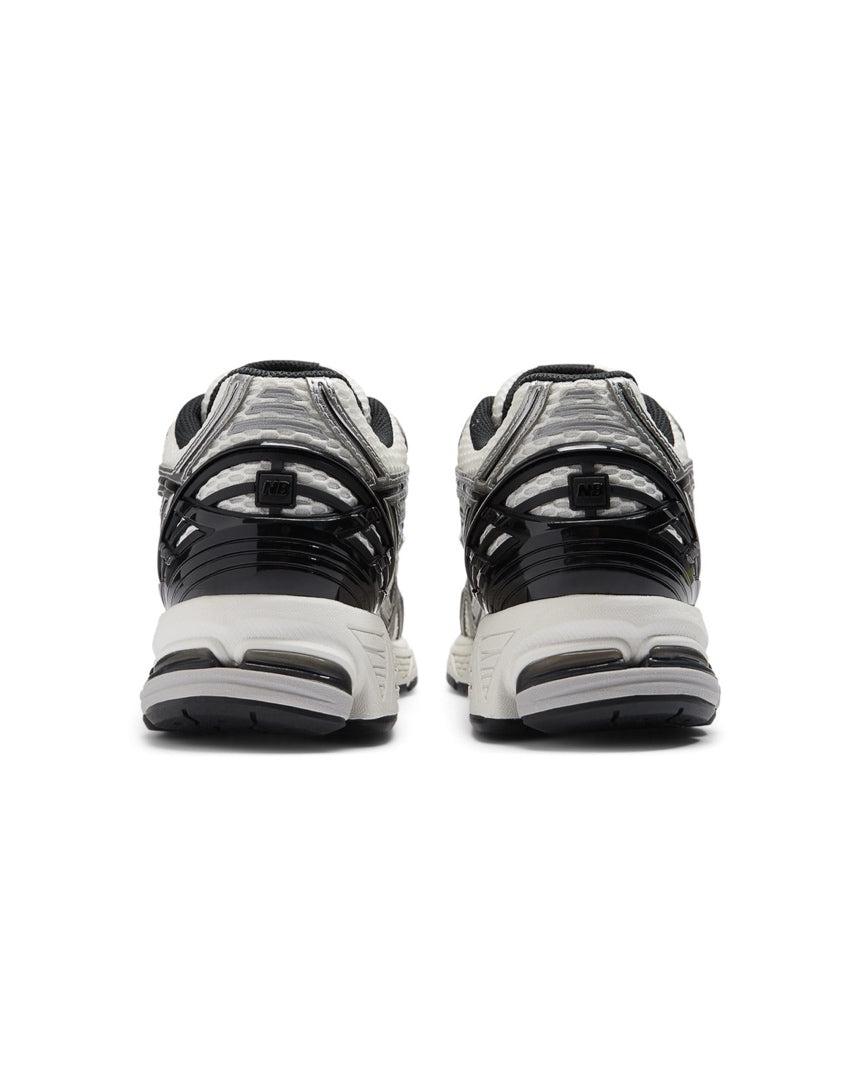 New Balance 1906R - Silver Metallic / Black / Sea Salt - -