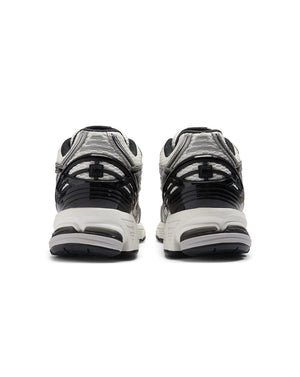 New Balance 1906R - Silver Metallic / Black / Sea Salt - -